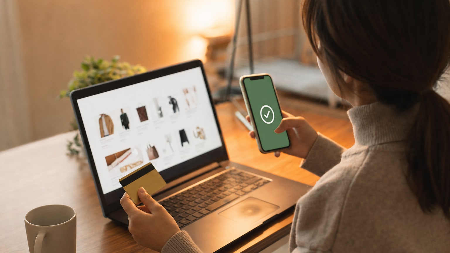 Personne validant un achat en ligne avec une notification de cashback